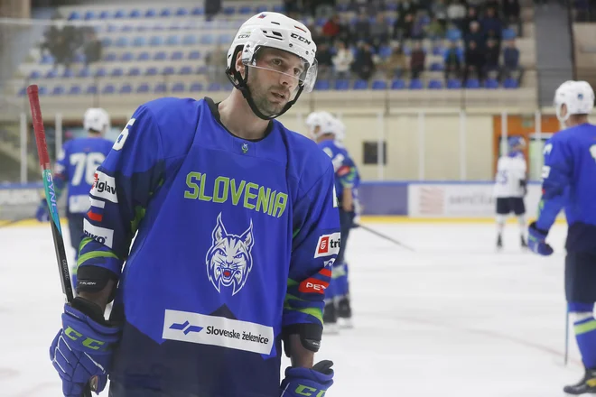 Tudi na tej tekmi je bil Blaž Gregorc med najvidnejšimi na ledu. FOTO: Leon Vidic/Delo