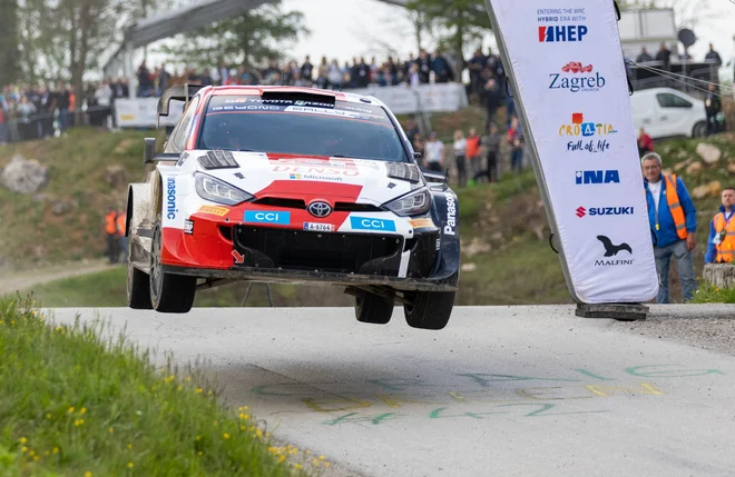 Finski branilec zmage in naslova svetovnega prvaka Kalle Rovanperä je imel obilo smole. FOTO: AFP