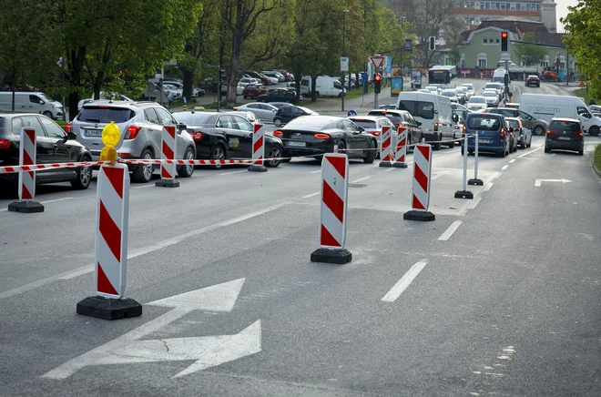 Na ljubljanskih prometnicah so spet zabrneli gradbeni stroji. FOTO: Jože Suhadolnik/Delo
