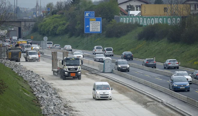 Vzhodni del ljubljanske severne obvoznice z razcepom bo v celoti rekonstruiran do konca avgusta. FOTO: Jože Suhadolnik/Delo