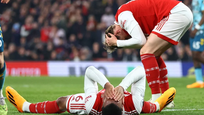 Nogometašem Arsenala je bilo jasno, da so si privoščili velik spodrsljaj. FOTO: Reuters
