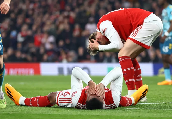 Nogometašem Arsenala je bilo jasno, da so si privoščili velik spodrsljaj. FOTO: Reuters
