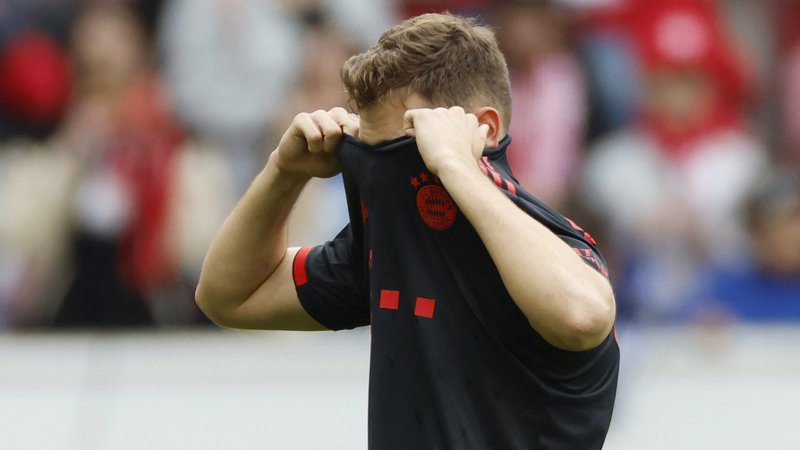 Fotografija: Igralci Bayerna se lahko od sramote le skrijejo. FOTO: Heiko Becker/Reuters