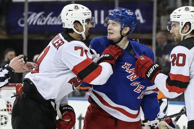Na tekmi med New Jerseyjem in New York Rangers so bili napeti živci. FOTO: Wendell Cruz/Reuters