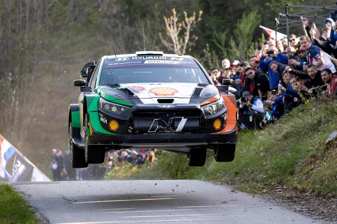 Finec Esapekka Lappi, moštveni kolega nesrečnega Craiga Breena, je poletel do tretjega mesta. FOTO: AFP