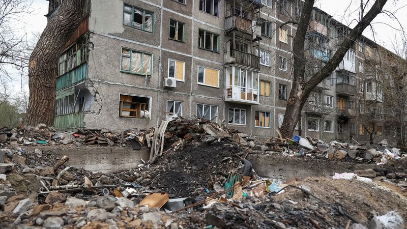 Fotografija: Milijoni uničenih oziroma za vedno zaznamovanih življenj in neskončna vrsta žalostnih prizorov iz Ukrajine marsikomu niso dovolj, da bi zmogel ločiti zlo od dobrega. FOTO: Stringer Reuters