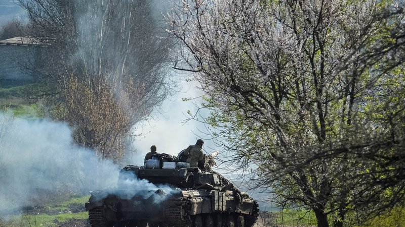 Fotografija: Preden so se v Ukrajini spopadli ruski in ukrajinski tanki, jim je teren pripravila dolgotrajna in obsežna propagandna vojna. Foto Oleksandr Klymenko Reuters