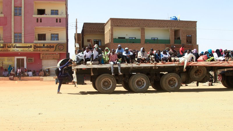 Fotografija: Samo Kartum je zaradi srditih spopadov, uličnega nasilja in ropanja v zadnjih desetih dneh zapustilo že več kot 200.000 ljudi. FOTO: AFP