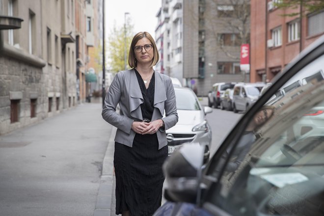 Simona Felser pravi, da ji javni prevoz ne omogoča dela. FOTO: Leon Vidic/Delo