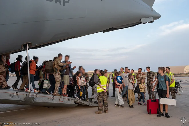 V Sudanu so se ta konec tedna dogajale množične evakuacije. FOTO: AFP
