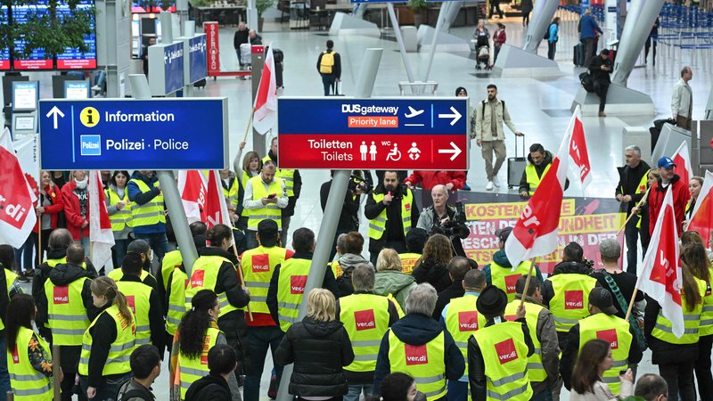 Fotografija: Minuli teden so stavkali tudi zaposleni, ki skrbijo za varnost na letališču v Duesseldorf in še na nekaterih drugih nemških letališčih. FOTO: Ina Fassbender/AFP