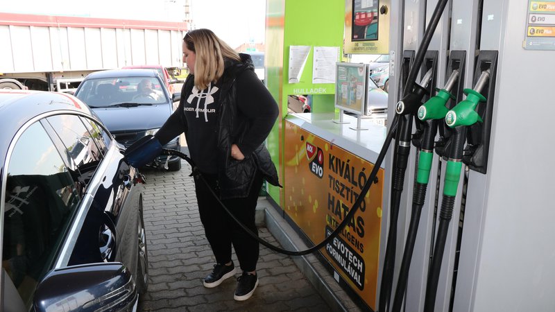 Fotografija: Cene pogonskih goriv bi se morale opolniči v skladu z uredbo znižati, a je vlada zvišala trošarine. FOTO: Jože Pojbič/Delo