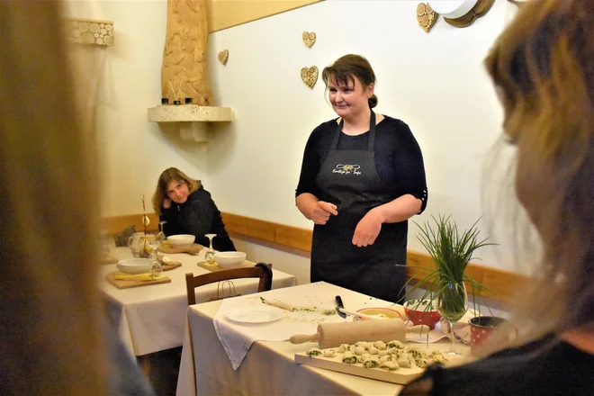 Kako naredijo drobnjakove štruklje »na žup'«, je pokazala Petra Potočnik s kmetije Pr' Šupc. FOTO: Sabina Bohinc