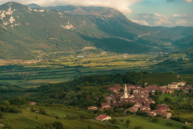 Podobo ozemlja v rimskih časih nato zamenja sodobna štiričlanska družina, ki se v Ajdovščino, mesto velikanov, pelje na izlet. FOTO: Shutterstock