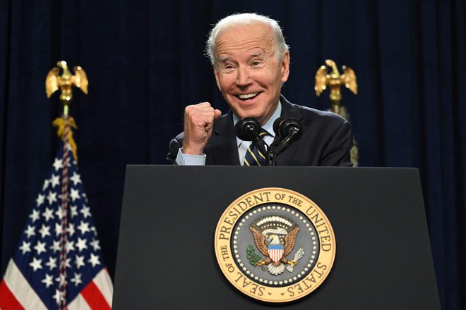 Demokratski predsednik Joe Biden med svoje zasluge šteje prizadevanje za znižanje cene zdravil, kot v govoru v illinojskem Jolietu lanskega novembra. Foto Saul Loeb/AFP