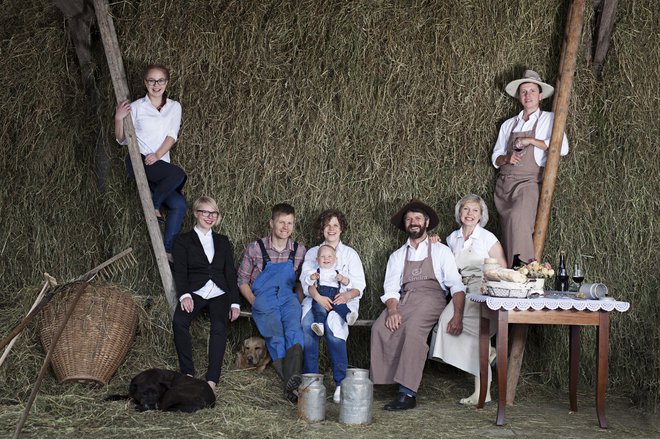 Družina Brence, ki vodi kmetijo in sirarno Pustotnik. FOTO: osebni arhiv