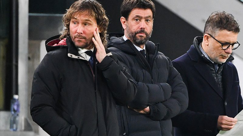 Fotografija: Bivši predsednik Juventusa Andrea Agnelli (v sredini) in podpredsednik Pavel Nedved (levo) sta zakuhala lepo godljo največjemu italijanskemu klubu. FOTO: Isabella Bonotto/AFP