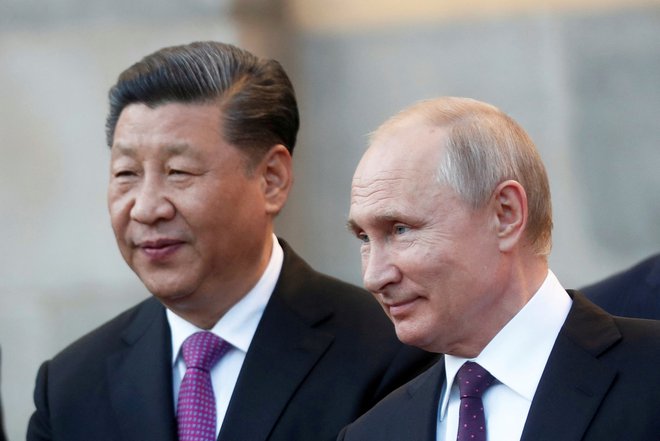 Predsednika Rusija in Kitajske Vladimir Putin in Xi Jinping izkoriščata ameriške šibkosti. Foto Pool Reuters