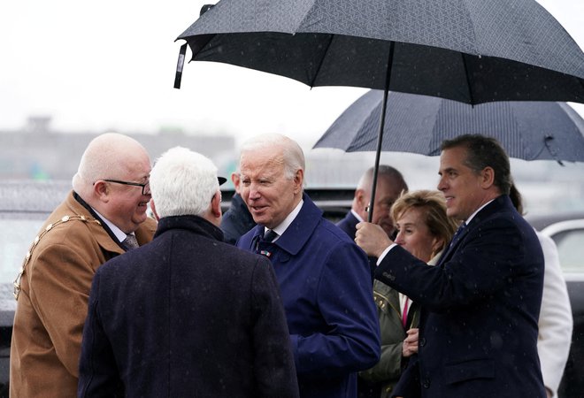 Hunter Biden je očetu predsedniku ZDA držal dežnik med obiskom Severne Irske in Irske, od koder so prišli družinski predniki. Foto Kevin Lamarque/Reuters