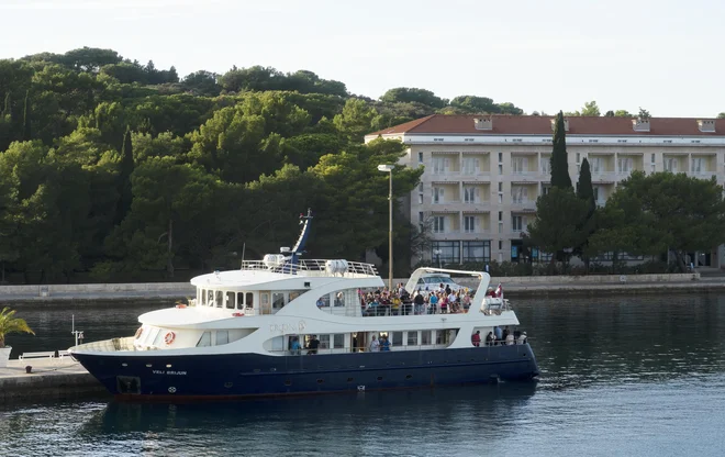 Na otoku sta le dva hotela in bistveno več turistov. FOTO: Jože Suhadolnik/Delo