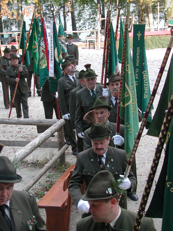 Lovstvo ima v Sloveniji dolgo tradicijo: leta 2007 je LZS s prireditvijo v Ukancu v Bohinju (na fotografiji) praznovala 100. obletnico organiziranega lovstva. FOTO: Blaž Račič