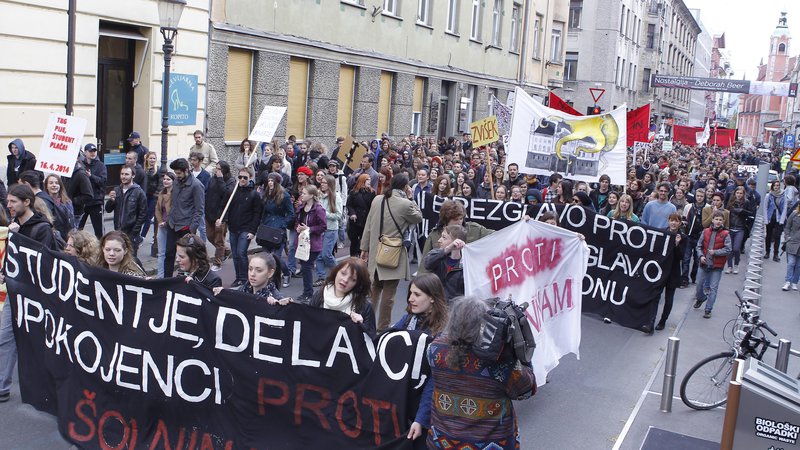 Fotografija: Tudi sodobne generacije študentov izražajo svoje mnenje in zahteve na protestih: na fotografiji protesti študentov v Ljubljani 16. aprila 2014. FOTO: Tomi Lombar