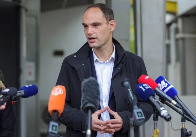 Anže Logar ob izjavi pred drugim krogom predsedniških volitev. FOTO: Borut Zivulovic/Reuters