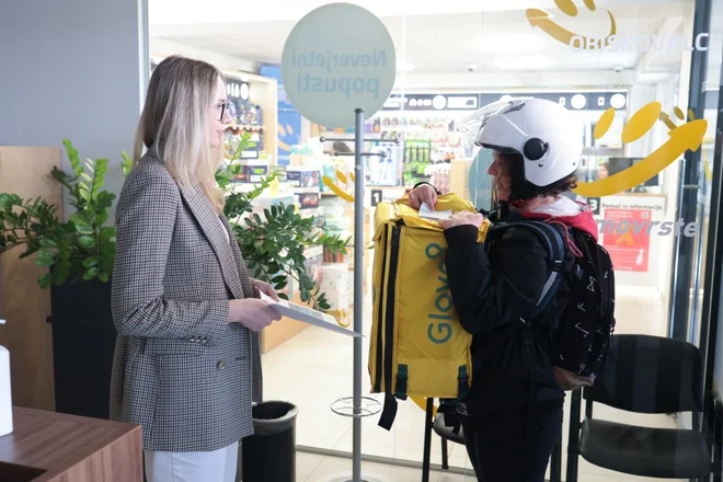 Dostava zahtev glovo in wolt dostavljalcev. FOTO: Crt Piksi/Delo