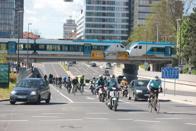 Dostava zahtev glovo in wolt dostavljalcev. FOTO: Crt Piksi/Delo