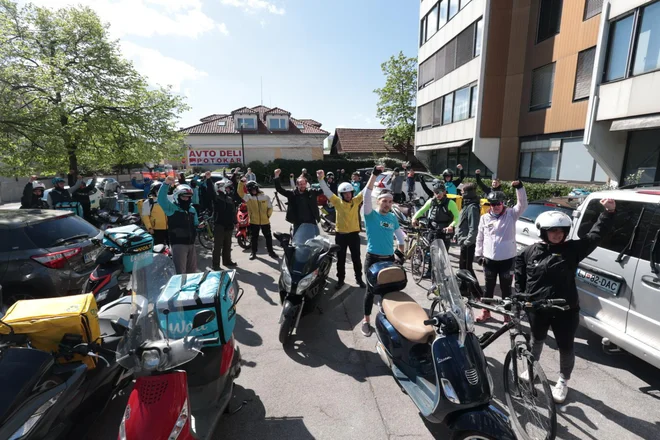 Dostava zahtev glovo in wolt dostavljalcev. FOTO: Crt Piksi/Delo