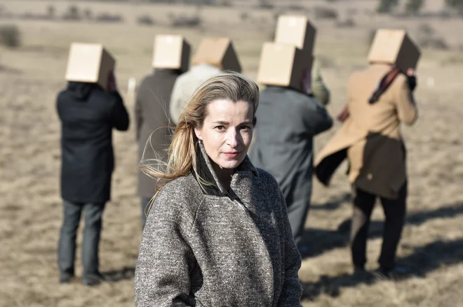 Na sporedu ljubljanske Drame je predstava gospa Gospa Dalloway, v kateri igralska prvakinja Maša Derganc prehaja med vlogama pisateljice Virginie Woolf in junakinje njenega romana Clarisse Dalloway. Foto Peter Uhan