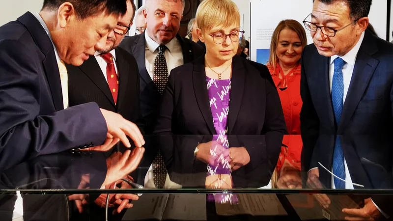 Predsednica Nataša Pirc Musar si je razstavo ogledala v spremstvu namestnika generalnega direktorja Državne arhivske uprave LR Kitajske Weia Hongtaa, direktorja Arhiva RS Bojana Cvelfarja in veleposlanika LR Kitajske Wanga Shunqinga. FOTO: Igor Bratož