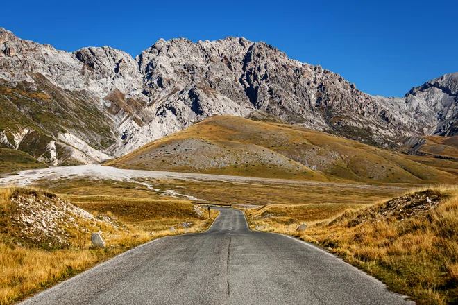 Gran Sasso, najvišji vrh Apeninov, bo prizorišče prve velike gorske bitke na letošnjem Giru. Foto Shutterstock
