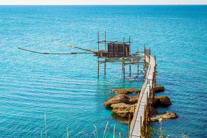 Posebne lesene ploščadi na skalah, ki se dvigajo iz morja (trabocchi abruzzesi), so znamenitost krajev, kjer se bo letos začel Giro. Foto Shutterstock