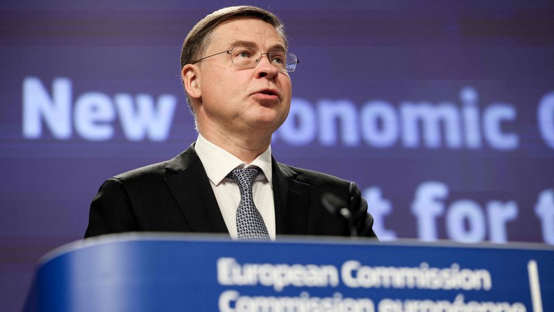 Fotografija: Časi so se spremenili, je ugotavljal izvršni podpredsednik evropske komisije Valdis Dombrovskis. Tako bo tudi pri spoštovanju maastrichtskih pravil več prožnosti. FOTO: Kenzo Tribouillard/AFP