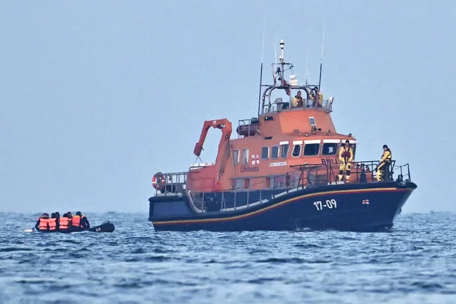 Nova zakonodaja bi britanskim oblastem omogočila, da nezakonite migrante po hitrem postopku izženejo iz države. Foto: Ben Stansall/AFP