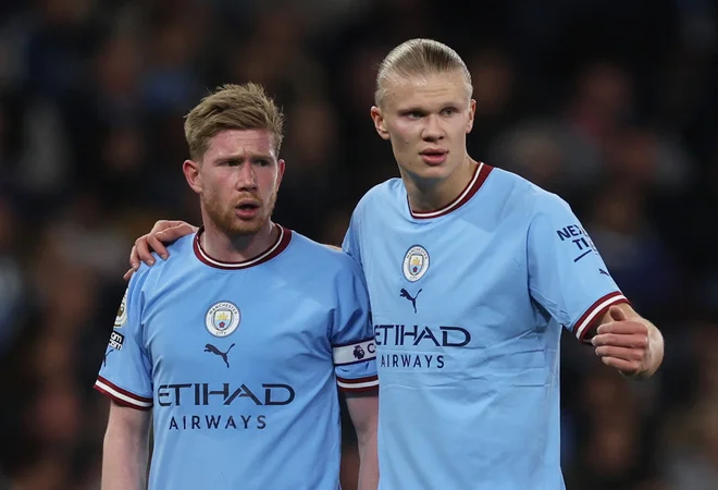 Belgijec Kevin De Bruyne (levo) je bil najboljši posameznik dvoboja proti Arsernalu, Erling Haaland pa je le še potrdil, da je najboljši strelec med napadalci na svetu. FOTO: Lee Smith/Reuters