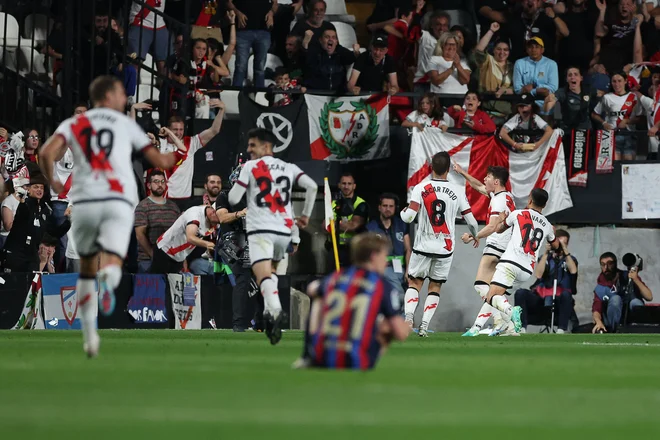 Rayo Vallecano je presenetil Barcelono, toda njena prednost pred velikim tekmecem Realom Madridom je sedem tekem pred koncem španskega nogometnega prvenstva še vedno zajetna. FOTO: Pierre-philippe Marcou/AFP
