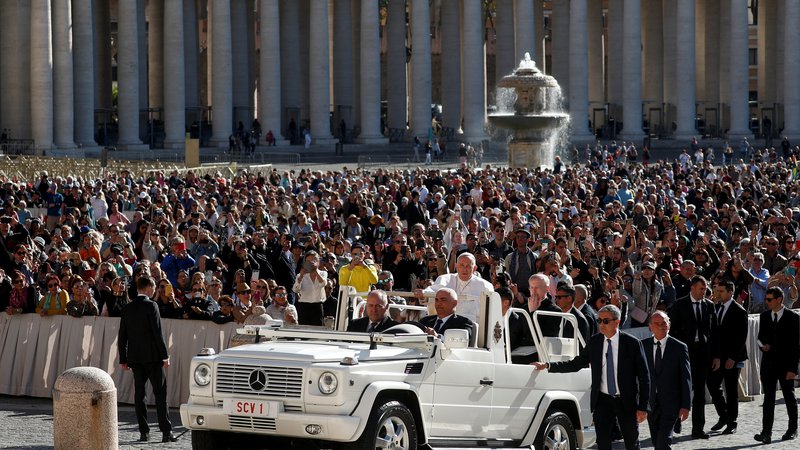 Fotografija: Papež Frančišek na redni avdienci na trgu sv. Petra v Vatikanu. FOTO: Guglielmo Mangiapane/Reuters