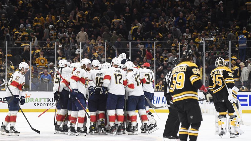 Fotografija: Hokejisti Floride so še podaljšali upanje v bitki za Stanleyjev pokal po zmagi v dvorani TD Garden v Bostonu. FOTO: Bob Dechiara/Usa Today Sports/Reuters