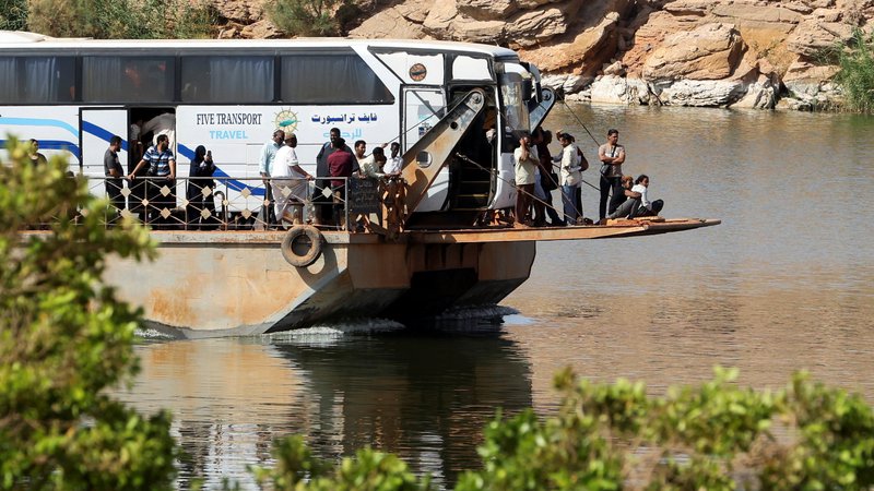 Fotografija: Sudanci in tujci pri prečkanju Nila, da bi odšli iz države. FOTO: Mohamed Abd El Ghany/Reuters