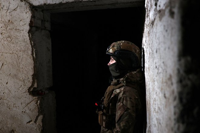 Ukrajinski vojak v Bahmutu. FOTO: Anatolii Stepanov/Afp