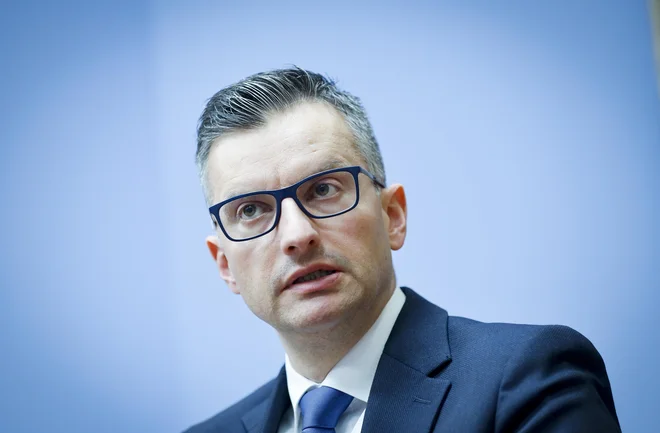 Slovenska vojska je odprta za vse, po novem tudi za tiste, ki nimajo dokončane srednje šole. Na ministrstvu smo zaključili vse postopke v zvezi s tem, da jih lahko zaposlimo, je povedal obrambni minister. FOTO: Jože Suhadolnik/Delo