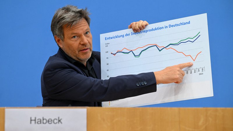 Fotografija: Nemški minister za gospodarstvo in podnebne politike med predstavijo zadnje ekonomskih napovedi za Nemčijo, po katerih bo država letos zabeležila 0,4-odstotno rast BDP. FOTO: Annegret Hilse/REUTERS