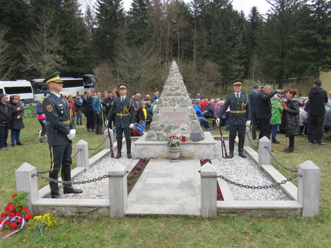 Padlim junakom na Nanosu je izkazala čast tudi garda Slovenske vojske. FOTO: Bojan Rajšek/Delo