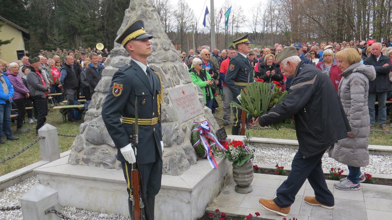 Fotografija: Med polaganjem venca k spomeniku padlim junakom na Nanosu. FOTO: Bojan Rajšek/Delo