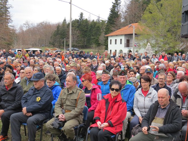 Množica ljudi se je danes udeležila tradicionalne spominske slovesnosti in hkrati počastila dan upora proti okupatorju. FOTO: Bojan Rajšek/Delo