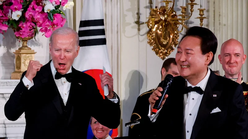Joe Biden se je opravičil, da ne bo pel American Pie z Jun Sok Jolom, saj še komajda govori, kar je bila za ­privržence seveda šala. Foto Evelyn Hockstein/Reuters
