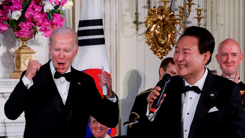 Fotografija: Joe Biden se je opravičil, da ne bo pel American Pie z Jun Sok Jolom, saj še komajda govori, kar je bila za ­privržence seveda šala. Foto Evelyn Hockstein/Reuters