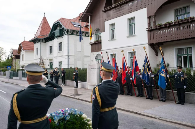 Predsednica republike Nataša Pirc Musar je položila venec k spomeniku OF pred Vidmarjevo vilo. FOTO: STA